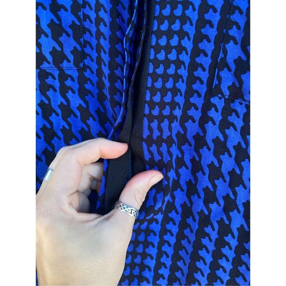 Foxcroft Shaped Fit Blue and Black Houndstooth Button-Up Blouse Sz 14, MSRP $94 - Picture 6 of 11